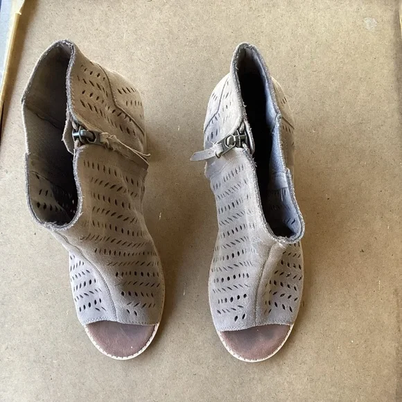 Toms light tan academia heeled open toed shoes, size 9 - Picture 2 of 9